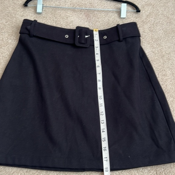 Ladies Nine West size medium black mini skirt with belt - Picture 6 of 8